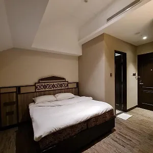 Lion Peak Hamilton Hotel